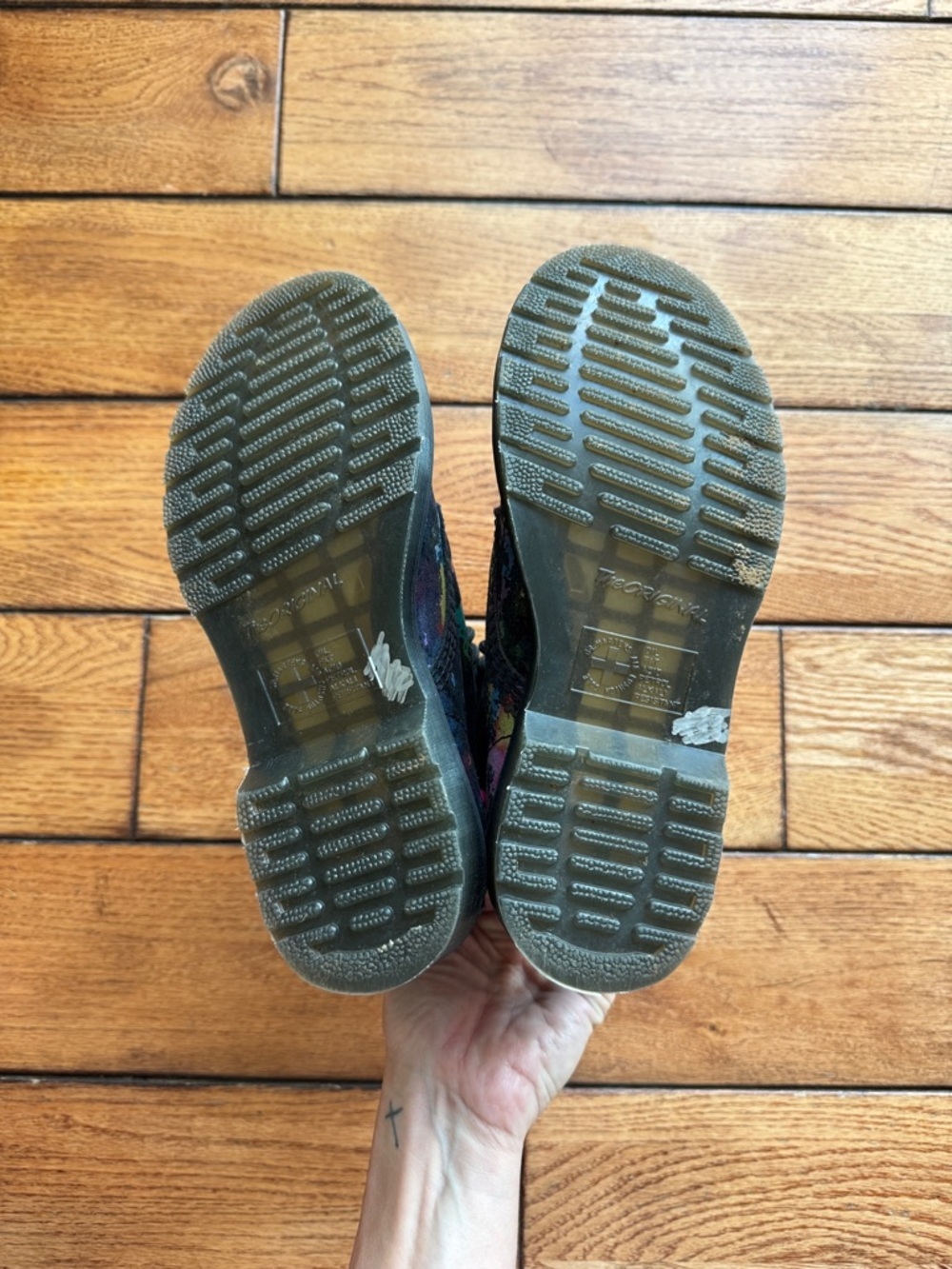 Dr Martens 1460 Pascal Lace Up Boot Black Rainbow Splatter Confetti Women’s Sz 6 - Picture 9 of 10